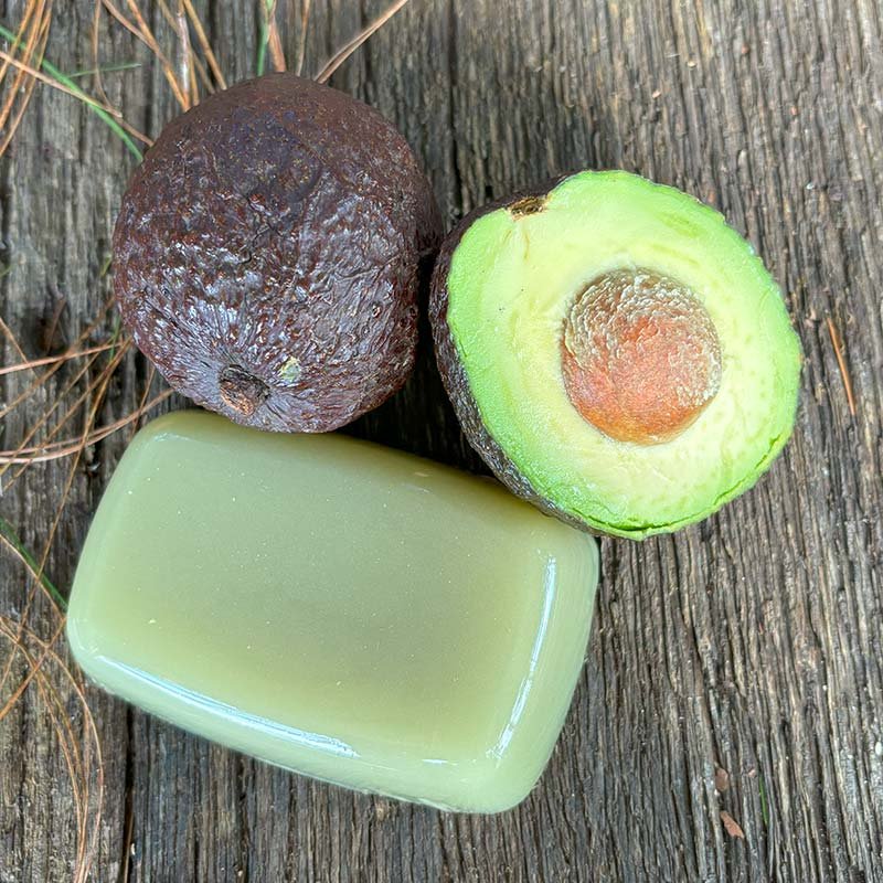 Aguacate Hass y jabón de aguacate Era Verde sobre madera
